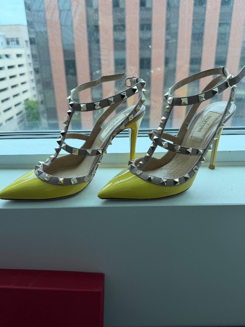 Valentino Garavani Rockstud Patent leather T-strap Yellow pumps size 7